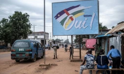 Un panneau électoral pressant les électeurs de voter "oui" au référendum sur un changement de la Constitution, à Bangui le 25 jullet 2023