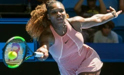 L'América Serena Williams bat la Grecque Maria Sakkari lors de sa rentrée à la Hopman Cup le 31 décembre 2018