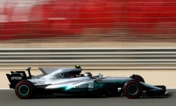 Le Finlandais Valtteri Bottas au volant de sa Mercedes lors des qualifications pour le GP de Bahreïn sur le circuit de Sakhir, le 15 avril 2017