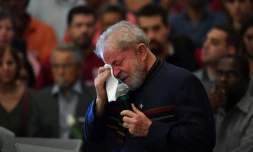 L'ex-président brésilien Lula pleure durant une messe à l'occasion du 1er anniversaire de la mort de sa femme Marisa à Sao Bernardo do Campo, près de Sao Paulo, le 3 février 2017.