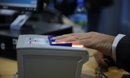 Un voyageur se fait scanner ses empreintes digitales par la douane française, le 19 octobre 2009 à l'aéroport Roissy-Charles de Gaulle près de Paris 