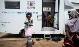 Une femme sort de sa consultation médicale dans le camion mobile de la PMI (Protection maternelle et infantile) dans le quartier de Cavani Sud, à l'est de Mayotte, le 2 janvier 2025