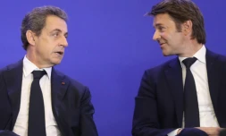 François Baroin (d) et Nicolas Sarkozy, assistent à une réunion de l'Association des maire de France à Paris, le 1er juin 2016