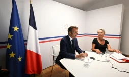 Le président français Emmanuel Macron (G) et la Première ministre Elisabeth Borne au Fort de Bregançon le 18 août 2022