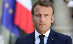 Emmanuel Macron s'adressant à la presse dans la cour du palais de l'Elysée, à Paris, le 23 juillet 2019