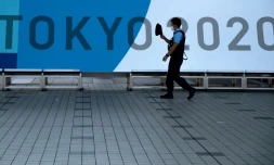 Un policier dans le centre international des expositions à Tokyo, à la veille de l'ouverture des Jeux olympiques 2020, qui seront soumis à des mesures sanitaires drastiques