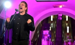La rock star Bono, leader du groupe U2, chante dans le métro de Kiev le 8 mai 2022