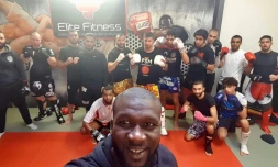 Photo prise le 10 mai 2016 à Créteil de l'ex-champion de France de boxe thaï Amadou Ba posant avec des membres de son club "Magic Créteil"