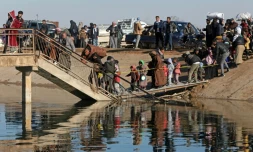 Des civils fuient une zone de la Syrie à l'est d'Alep le 15 janvier 2026