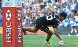 Le néo-zélandais Rieko Ioane marque un essai face à l'Australie lors de la finale du circuit mondial à Sydney, le 7 février 2016