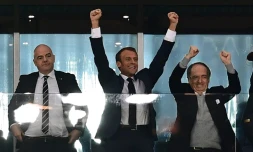Le président français Emmanuel Macron (c), le président de la Fifa, Gianni Infantino (g) et le président de la FFF, Noël Le Graët, lors de la demi-finale de la France face à la Belgique, à Saint-Pétersbourg, le 10 juillet 2018