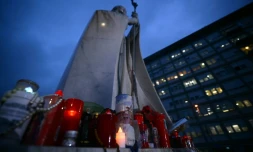 Des bougies sont allumées devant une statue de Jean Paul II à l'extérieur de l'hôpital Gemelli à Rome où le pape François est hospitalisé, le 12 mars 2025