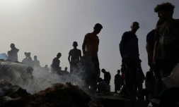 Des Palestiniens constatent les dégâts dans le camp pour personnes déplacées bombardé par l'armée israélienne à Rafah, dans le sud de la bande de Gaza, le 27 mai 2024