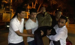 Un homme blessé dans l'attaque d'un restaurant du quartier diplomatique de Dacca, la capitale du Bangladesh, le 1er juillet 2016