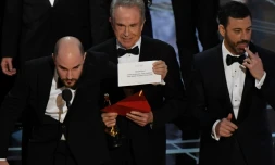 Warren Beaty (C), le producteur de "La La Land", Jordan Horowitz (L) et Jimmy Kimmel, lors de la remise de l'Oscar du meilleur film, le 26 février 2017 à Hollywood