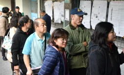 Des Taïwanais font la queue pour aller voter à l'occasion de l'élection présidentielle de cette île de 23 millions d'habitants samedi 11 janvier.