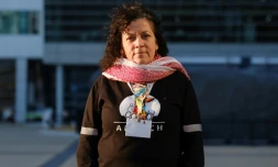 La récupératrice de déchets à Santiago du Chili, Maria Soledad Mella Vidal, lors d'une interview avec l'AFP devant le centre de convention où se tiennent des négociations internationales sur la pollution plastique, le 28 novembre 2024 à Busan, en Corée du Sud