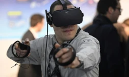 Un visiteur du salon "Laval Virtual", le 22 mars 2017 à Laval en Mayenne