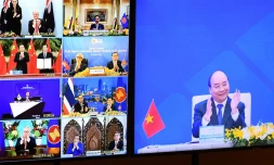 Le Premier ministre vietnamien Nguyen Xuan Phuc (d) applaudit l'accord signĂ© par 15 pays de l'Asean, le 15 novembre 2020, Ă HanoĂ
