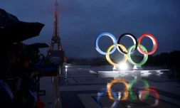 Les anneaux olympiques sur l'esplanade du Trocadéro prÚs de la Tour Eiffel, le 13 septembre 2017 à Paris