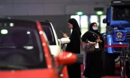 Des Saoudiennes examinent des voitures le 13 mai 2018 à Ryad lors d'un salon automobile qui leur est consacré