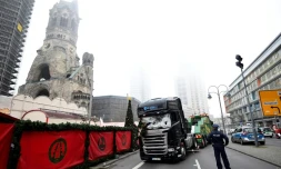 Le camion qui a provoqué un carnage sur un marché de Noël à Berlin est remorqué, le 20 décembre 2016