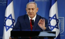 Le Premier ministre israélien Benjamin Netanyahu, confronté à une crise politique, s'exprime à Tel-Aviv lors d'une déclaration télévisée et devant la presse, le 18 novembre 2018