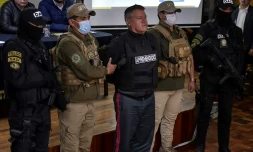 Le général Juan José Zuniga (C), chef de l'armée bolivienne démis de ses fonctions, aprÚs son arrestation, à La Paz le 26 juin 2024