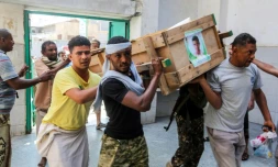 Des hommes portent un cercueil dans la ville portuaire de Hodeida, au Yémen, le 10 décembre 2018
