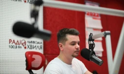 L'animateur Volodymyr Melnyk, le 18 mars 2022 dans les locaux de la station "Lvivska Khvilya", Ă Lviv, en Ukraine