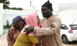 Des membres d'une famille se consolent devant l'hôpital Mame Abdoul Aziz Sy Dabakh où ont péri 11 nouveaux-nés dans un incendie, le 26 mai 2022 à Tivaouane, au Sénégal



Devant l'hôpital Mame Abdou Aziz Sy Dabakh, 