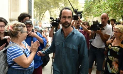 Le militant Cédric Herrou, devenu le symbole de l'aide aux migrants à la frontière franco-italienne, à l'extérieur du tribunal d'Aix-en-Provence le 8 août 2017
