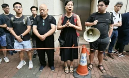 La militante pro-démocratie Chan Po-ying parle à la presse devant un tribunal de Hong Kong le 30 mai 2024
