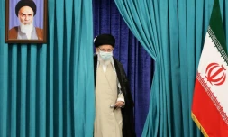 Le guide suprême d'Iran Ali Khamenei arrive au bureau de vote à Téhéran pour la présidentielle, le 18 juin 2021