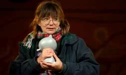 L'auteur de BD française Anouk Ricard pose après avoir reçu le "Grand Prix" du festival d'Angoulême (sud-ouest de la France), le 29 janvier 2025