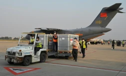 Livraison d'un chargement de vaccins anti-Covid-19 de la marque chinoise Sinopharm à l'aéroport de Phnom Penh, le 7 février 2021