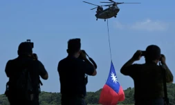 Un hélicoptère CH-47 faisant flotter le drapeau de Taïwan à la base militaire de Taoyuan, le 28 septembre 2021