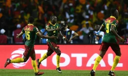 Vincent Aboubakar (c) fête son but pour le Cameroun contre l'Egypte en finale de la CAN, le 5 février 2017 à Libreville