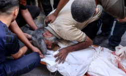 Un Palestinien pleure sur le corps d'un proche tué dans des bombardements israéliens à Nousseirat, dans le centre de la bande de Gaza, le 16 septembre 2024