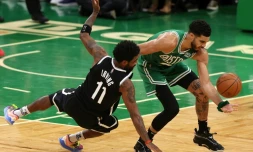 Jayson Tatum (d.) des Boston Celtics et Kyrie Irving (g.) des Brooklyn Nets se dispiutent la balle pendant le quatriÚme quart-temps du deuxiÚme match du premier tour des play-offs de la Conférence Est au TD Garden, le 20 avril 2022, à Boston (Massachusetts)
