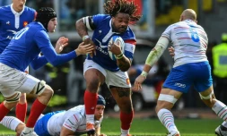 Le centre du XV de France Mathieu Bastareaud, balle en main, déborde le N.8 italien Sergio Parisse en Six Nations, le 16 mars 2019 à Rome