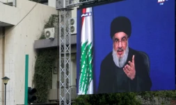 Photo prise le 25 octobre 2019 à Beyrouth montrant le chef du Hezbollah, Hassan Nasrallah, s'exprimant sur un écran géant au 9e jour d'une mobilisation inédite contre la classe politique qui paralyse le Liban.
