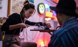 Karen Chan travaillant sur un tube de néon dans un atelier de Hong Kong, le 25 novembre 2021