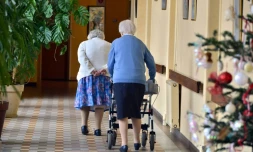 Deux femmes marchent dans un couloir de leur maison de retraite, le 24 décembre 2014 à Nantes
