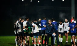 Le sélectionneur du XV de France Fabien Galthié et ses joueurs lors d'un entraßnement, le 2 décembre 2020 à Marcoussis