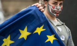 Un opposant au Brexit manifeste devant le Parlement britannique, le 29 mars 2017 à Londres, après le déclenchement de la procédure de sortie de l'UE