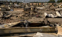 Le camp de migrants de Grande-Synthe le 11 avril 2017 à Dunkerque, détruit par un incendie dû à des rixes entre Afghans et Kurdes