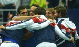 Les membres de l'équipe de France de Coupe Davis se congratulent aprÚs la victoire 3-1 en quarts de finale face à la République tchÚque, le 17 juillet 2016 à Trinec