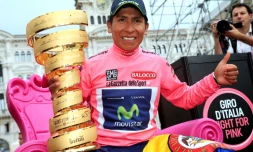 Le Colombien Nairo Quintana pose sur le podium avec le trophée après avoir remporté le Giro, le 1er juin 2014 à Trieste