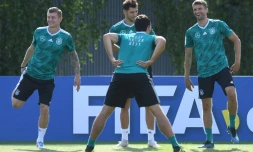Toni Kroos, le buteur providentiel de l'Allemagne, et ses coéquipiers peaufinent des réglages au camp de base de Vatutinki, le 25 juin 2018